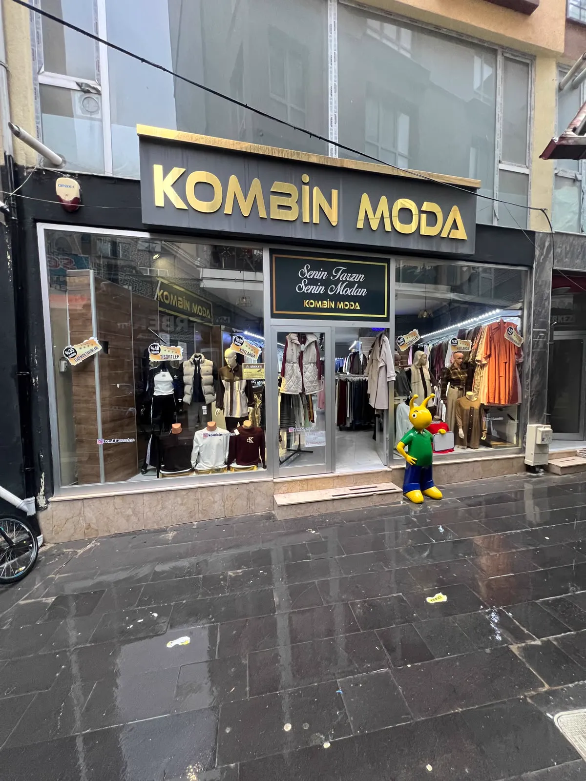 Kombin Moda mağazasının ön cephesi ve vitrini, Niğde